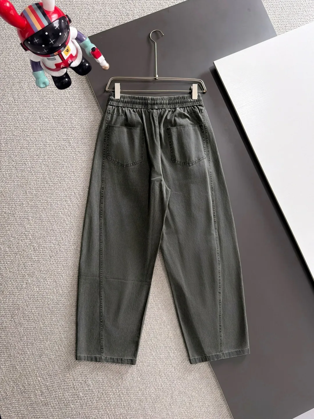 The next day we shipped the P195 Balenciaga High Quality New Arrival Elastic Casual Pants Fall/Winter 2026. The custom-made fabric at the counter has a high degree of comfort, impeccable details, and the design concept of the brand elements reflects high quality. The hand feels delicate and soft! Casual cuts and awesome upper body! Sizes: S-3XL